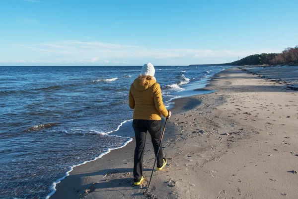 Скандинавская ходьба по морю . — стоковое фото