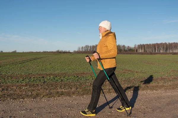 Mujer activa haciendo ejercicio al aire libre . —  Fotos de Stock