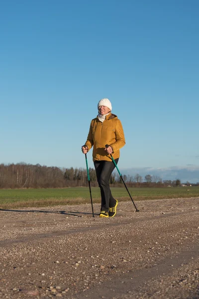 Aktiv kvinna tränar utomhus. — Stockfoto