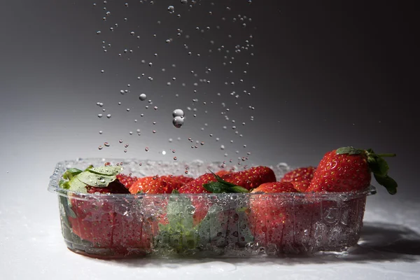 Erdbeeren und Wasser. — Stockfoto