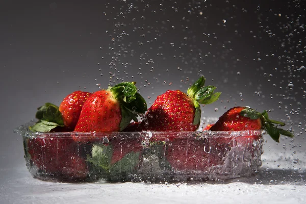 Erdbeeren und Wasser. — Stockfoto