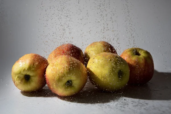 Manzanas y agua . —  Fotos de Stock