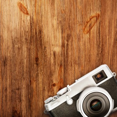 Ahşap masa üzerinde eski fotoğraf makinesi