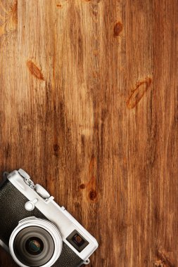 Ahşap masa üzerinde eski fotoğraf makinesi