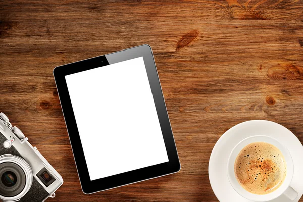 Xícara de café, tablet pc e câmera clássica na mesa de madeira — Fotografia de Stock