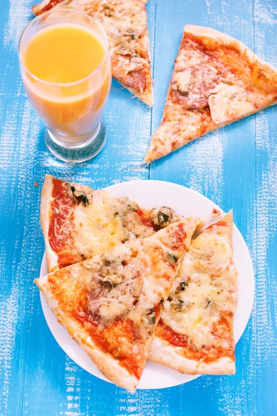 Pizza and orange  juice — Stock Photo, Image