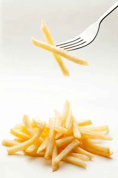 Patatas fritas en tenedor —  Fotos de Stock