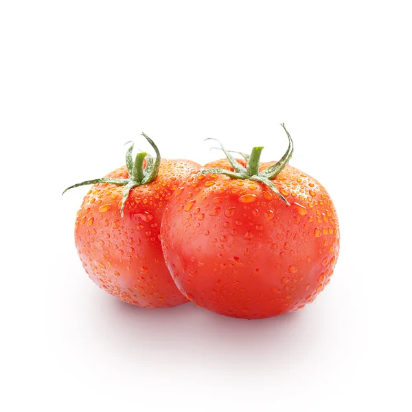 Färska tomater med gröna blad isolerade på vit bakgrund — Stockfoto