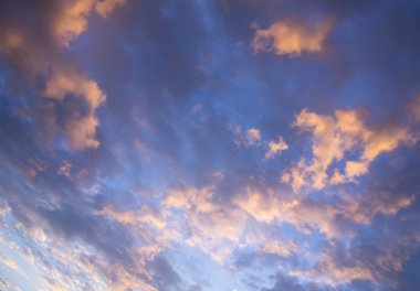 Bulutlu gün batımı