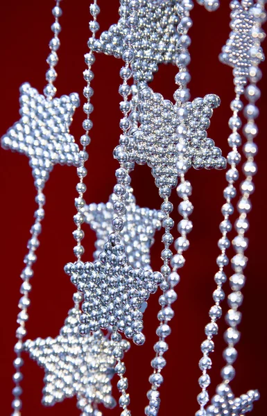Guirlande Silver Stars sur fond rouge — Photo