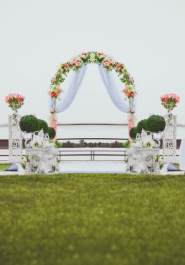 Çiçeklerle süslenmiş düğün kemeri