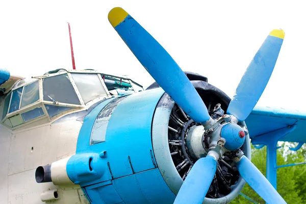 Velho avião retro na grama verde — Fotografia de Stock