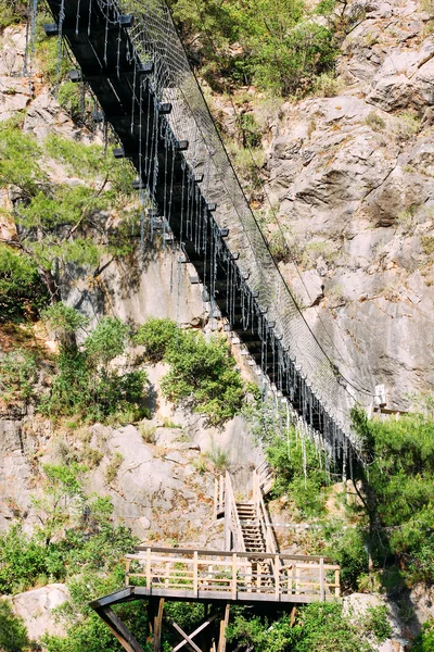 Ponte suspensa nas montanhas — Fotografia de Stock