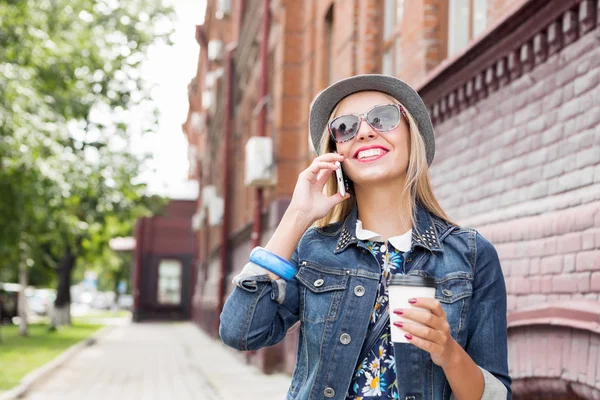 Sokakta yürüyen genç bir kadın