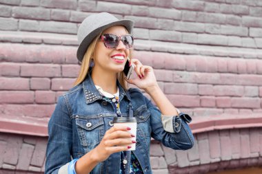 Sokakta yürüyen genç bir kadın