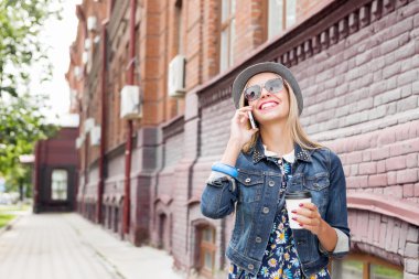 Sokakta yürüyen genç bir kadın