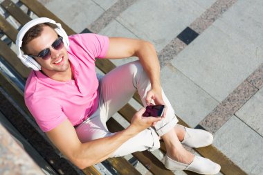 Adam müzik keyfi kulaklık