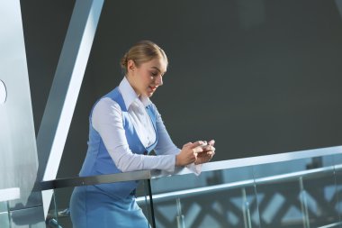 Çekici kadın ofis binası