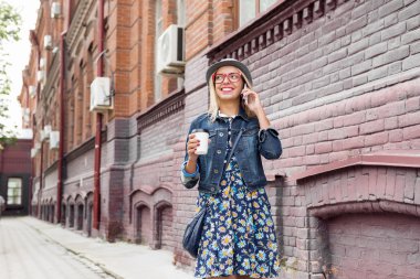 Sokakta yürüyen genç bir kadın