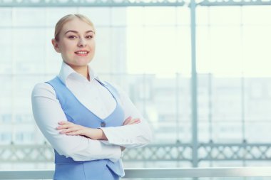 Çekici kadın ofis binası