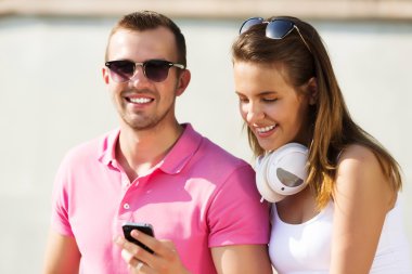 Güzel çift harcama hafta sonu açık havada