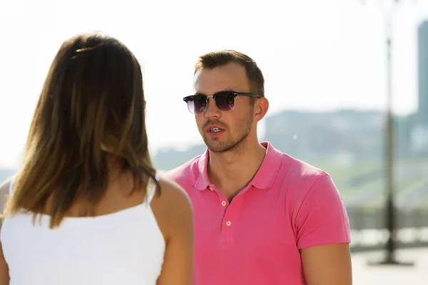 Hermosa pareja pasando fin de semana al aire libre —  Fotos de Stock