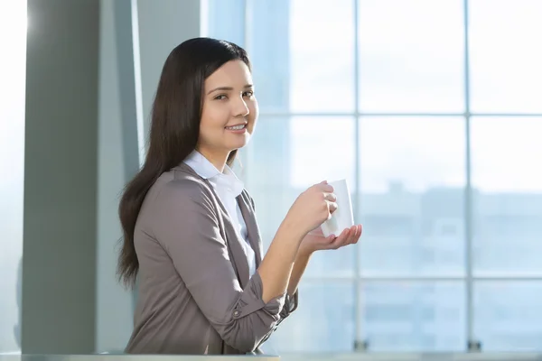 Attrayant femme dans l'immeuble de bureaux — Photo