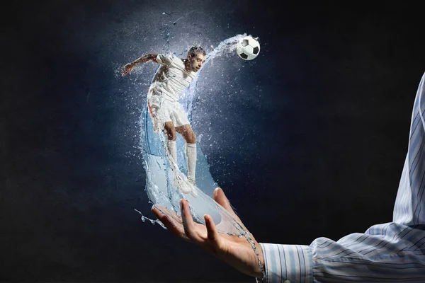 Calcio giocatore calci palla — Foto Stock