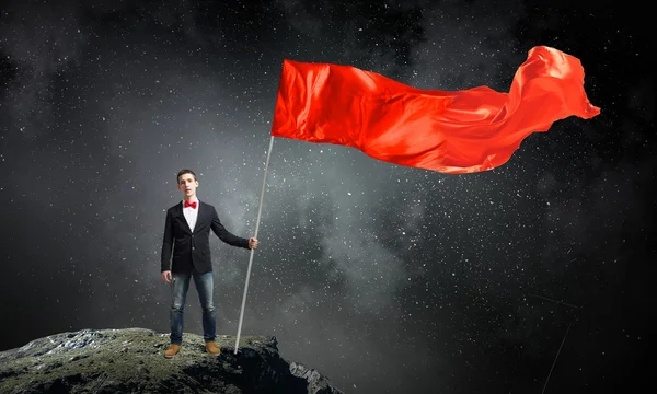 Homem com bandeira acenando vermelho — Fotografia de Stock