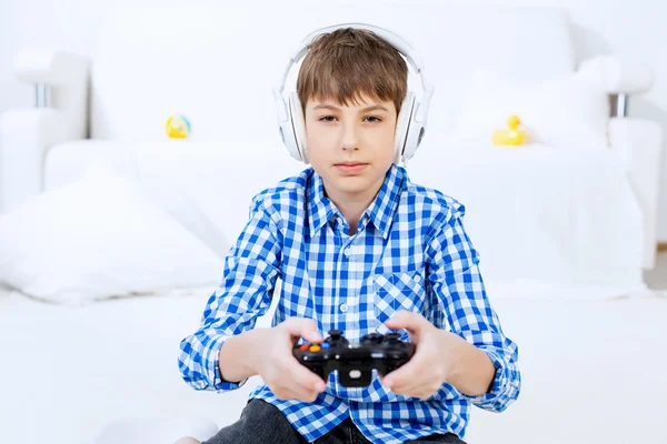 Menino jogando console de jogo — Fotografia de Stock