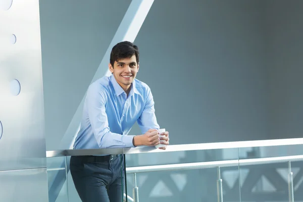 Uomo d'affari appoggiato su ringhiere balcone — Foto Stock