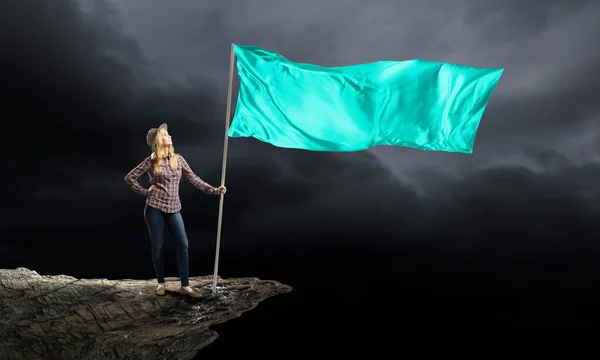 Vrouw met blauwe vlag zwaaien — Stockfoto