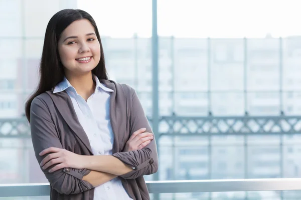 Donna attraente in edificio per uffici — Foto Stock