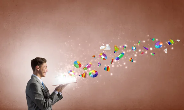 Hombre de negocios con libro — Foto de Stock