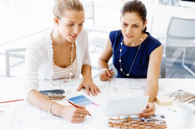 Ofiste iki bayan meslektaşım var.