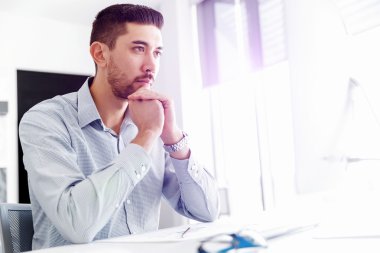 Çekici ofis çalışanı masada oturuyor.