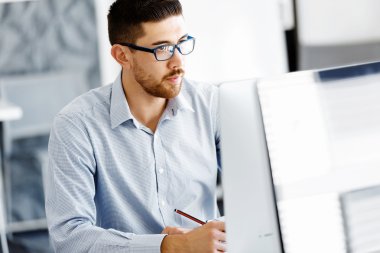 Masa başında oturan erkek ofis çalışanı