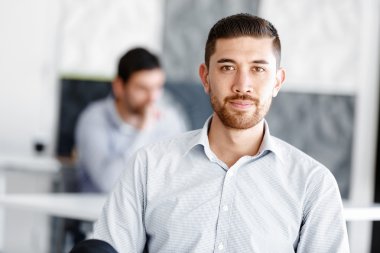 Çekici ofis çalışanı masada oturuyor.