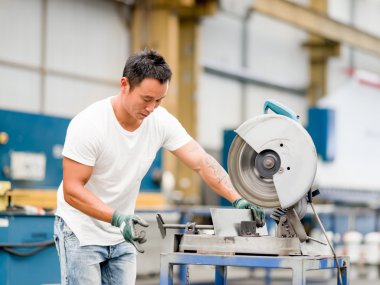 Asya işçi fabrikada üretim tesisi