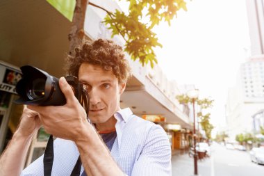 Erkek fotoğrafçı alarak resim