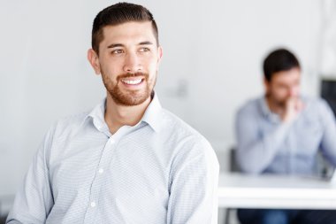 Çekici ofis çalışanı masada oturuyor.