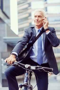 Cep telefonu ile bisiklet üzerinde başarılı iş adamı