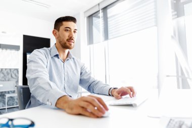 Masa başında oturan erkek ofis çalışanı