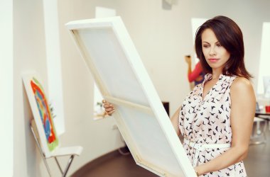 Resim Sanat Galerisi önünde duran genç beyaz kadın