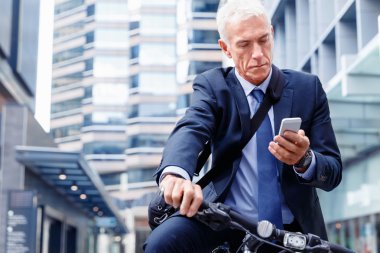 Cep telefonu ile bisiklet üzerinde başarılı iş adamı