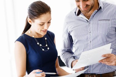 Modern ofisteki iş adamları