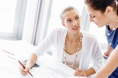 Ofiste iki bayan meslektaşım var.