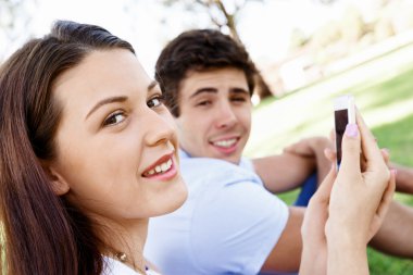 Parktaki genç çift.