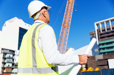 İnşaat alanında mühendis.