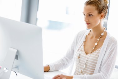 Çekici ofis çalışanı masada oturuyor.